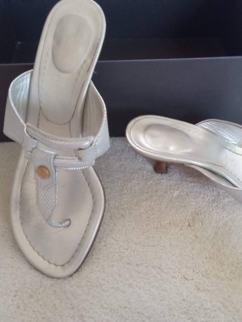 Vintage ANNE KLEIN -- Made in Italy -- ALL-LEATHER, Silver Thong Sandals